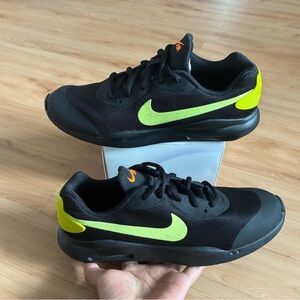 Nike Low Cut Sneaker Black and Green Sneakers Kids 6Y Women 7.0 US